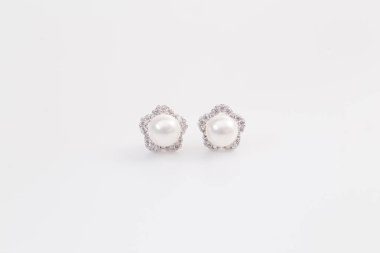 Elmas makro atış ile Gümüş küpe.