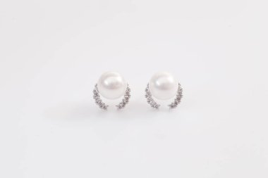 Elmas makro atış ile Gümüş küpe.