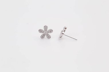 Elmas makro atış ile Gümüş küpe.