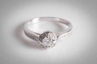 Beyaz üzerine Elmas Nişan Yüzüğü.