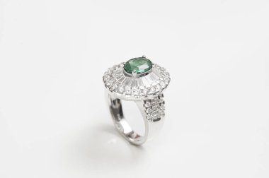 Elmas yüzük. Beyaz arka plan üzerinde izole zümrüt ile elmas yüzük.