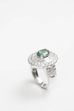 Elmas yüzük. Beyaz arka plan üzerinde izole zümrüt ile elmas yüzük.