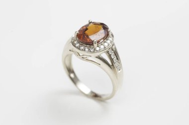 Altın sarı safir ve elmas yüzük, beyaz arka plan üzerinde düğün takı.