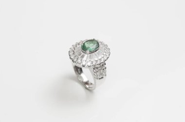 Elmas yüzük. Beyaz arka plan üzerinde izole zümrüt ile elmas yüzük.