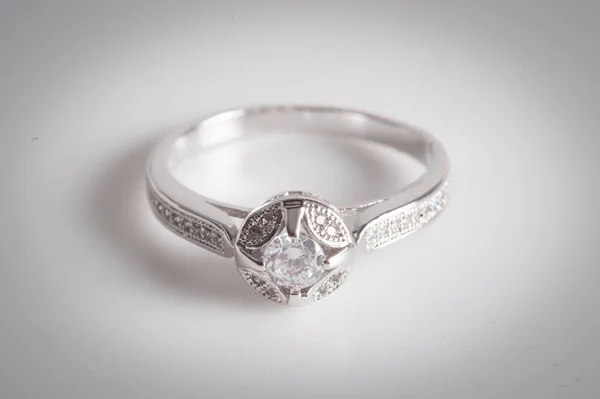 Bague Fiançailles Diamant Sur Blanc — Photo