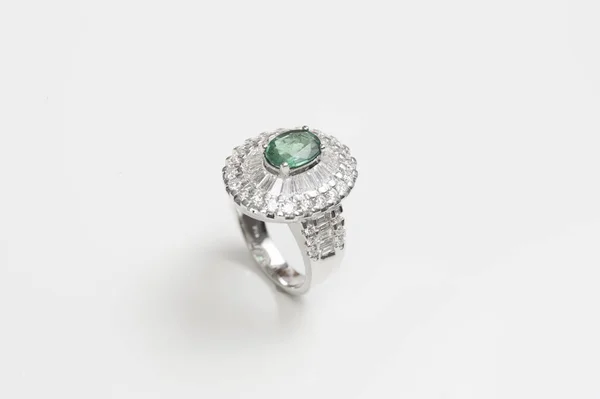 ダイヤの指輪白い背景に隔離されたエメラルドのダイヤモンドリング — ストック写真
