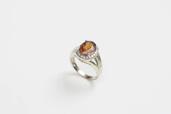 Sárga Zafír Gyémánt Gyűrű Arany Esküvői Ékszer Fehér Háttér — Stock Fotó