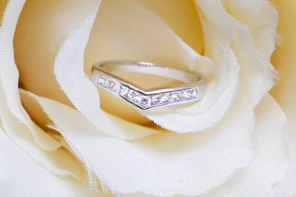 Karikagyűrű Vagy Eljegyzési Gyémánt Gyűrű — Stock Fotó