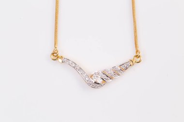 Elmas Kolye ile Güzel Kolye