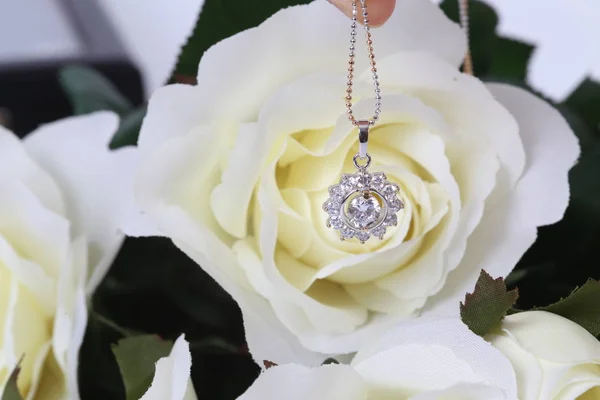 ダイヤモンドペンダント付き美しいネックレス — ストック写真
