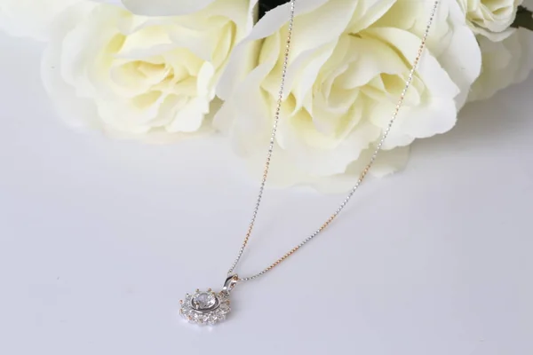 Elmas Kolye ile Güzel Kolye