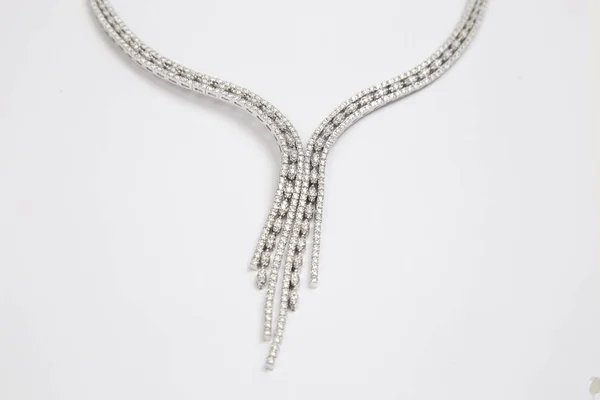 Silberne Halskette Auf Weißem Hintergrund — Stockfoto