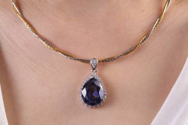 Elmaslı Mavi Değerli Taş Kolye.