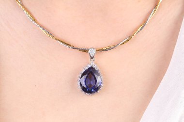 Elmaslı Mavi Değerli Taş Kolye.