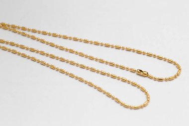 Beyaz arka plan üzerinde altın kolye iki ton.