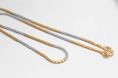 Beyaz arka plan üzerinde altın kolye iki ton.