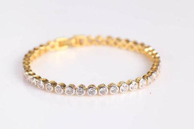 Elmas ile güzel altın Bilezik.