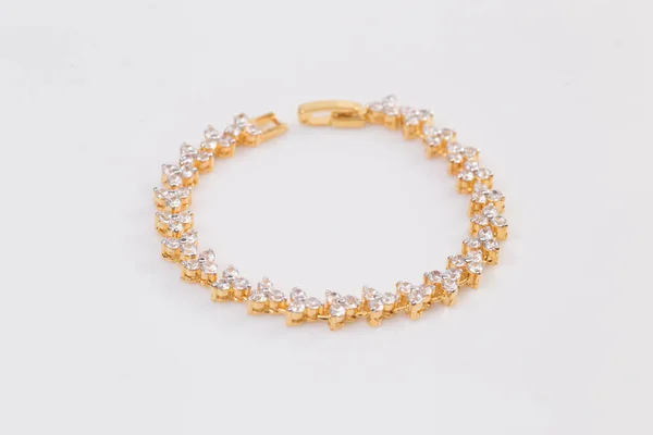 다이아몬드가 아름다운 금팔찌 — 스톡 사진