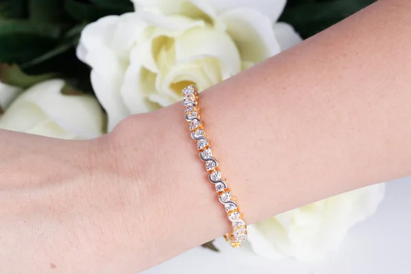 Elmas ile güzel altın Bilezik.