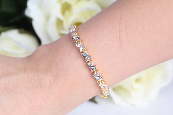 Elmas ile güzel altın Bilezik.