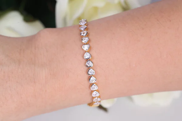 Elmas ile güzel altın Bilezik.