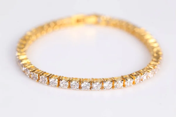 Elmas ile güzel altın Bilezik.