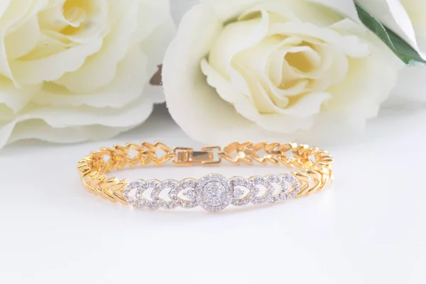 ダイヤモンドと美しい黄金のブレスレット — ストック写真