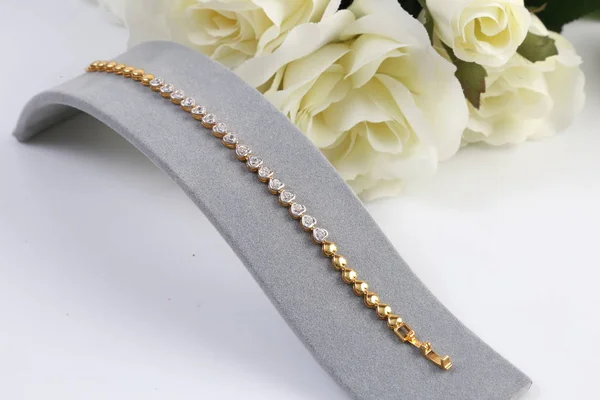 Altın ve elmas kalp şekli bilezik.