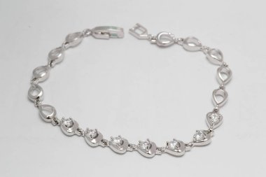 Beyaz arka planda elmasları olan güzel Gümüş Bilezik.