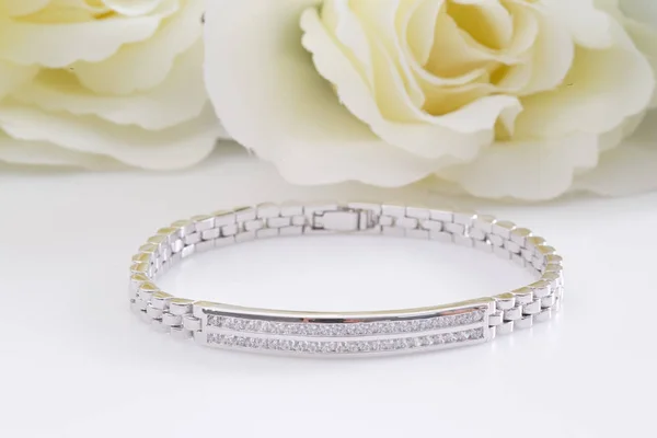 Bracelete Prata Bonita Com Diamantes Fundo Branco — Fotografia de Stock