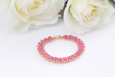 Beyaz arka planda elmas yakut altın bilezik. 