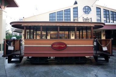 30 Eylül 2018 'de Bangkok, Tayland, Tayland' da Asiatique The Riverfront 'ta. Asiatique Nehirkenarı, Bangkok, Tayland 'da Charoen Krung Yolu' nda büyük bir açık hava alışveriş merkezidir.
