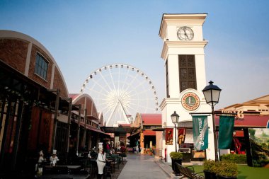 30 Eylül 2018 'de Bangkok, Tayland, Tayland' da Asiatique The Riverfront 'ta. Asiatique Nehirkenarı, Bangkok, Tayland 'da Charoen Krung Yolu' nda büyük bir açık hava alışveriş merkezidir.