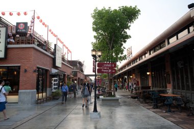 30 Eylül 2018 'de Bangkok, Tayland, Tayland' da Asiatique The Riverfront 'ta. Asiatique Nehirkenarı, Bangkok, Tayland 'da Charoen Krung Yolu' nda büyük bir açık hava alışveriş merkezidir. 