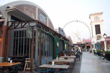 30 Eylül 2018 'de Bangkok, Tayland, Tayland' da Asiatique The Riverfront 'ta. Asiatique Nehirkenarı, Bangkok, Tayland 'da Charoen Krung Yolu' nda büyük bir açık hava alışveriş merkezidir. 