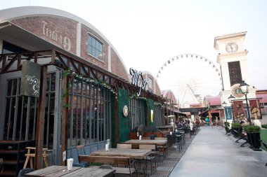 30 Eylül 2018 'de Bangkok, Tayland, Tayland' da Asiatique The Riverfront 'ta. Asiatique Nehirkenarı, Bangkok, Tayland 'da Charoen Krung Yolu' nda büyük bir açık hava alışveriş merkezidir. 