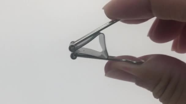 trombones noirs sur fond blanc 