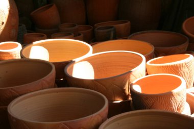 Tayland el yapımı çanak çömlekler Tayland sanatının bir kalıbına göre dizilmiş.