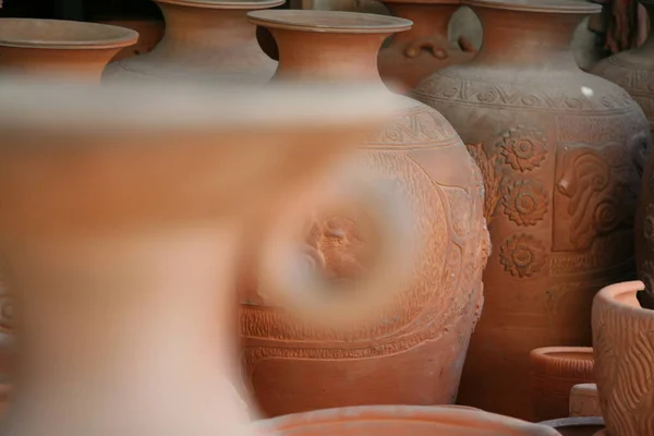 Thais Aardewerk Handgemaakte Gesneden Potten Gerangschikt Een Patroon Van Thaise — Stockfoto