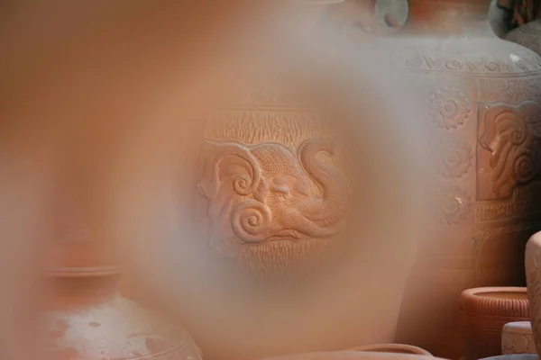 Pots Sculptés Faits Main Faïence Thaïlandaise Disposés Dans Modèle Art — Photo