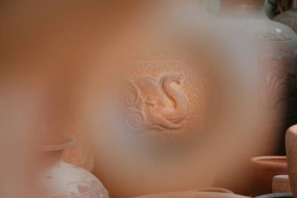 Pots Sculptés Faits Main Faïence Thaïlandaise Disposés Dans Modèle Art — Photo
