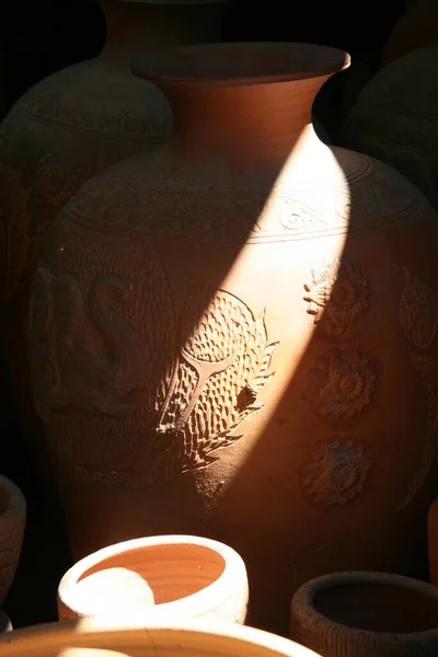 Pots Sculptés Faits Main Faïence Thaïlandaise Disposés Dans Modèle Art — Photo