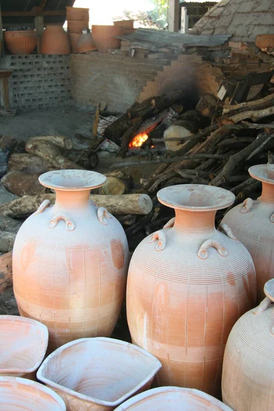 タイの芸術のパターンに配置されたタイの陶器手作りの彫刻ポット — ストック写真