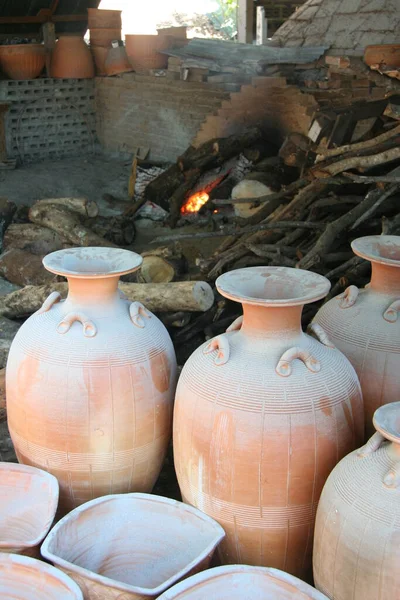 Tajskie Naczynia Ceramiczne Ręcznie Rzeźbione Garnki Rozmieszczone Wzorze Tajskiej Sztuki — Zdjęcie stockowe