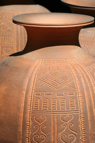 Pots Sculptés Faits Main Faïence Thaïlandaise Disposés Dans Modèle Art — Photo