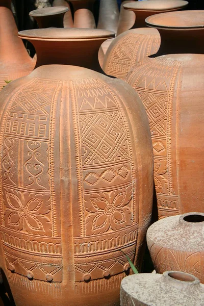 Pots Sculptés Faits Main Faïence Thaïlandaise Disposés Dans Modèle Art — Photo