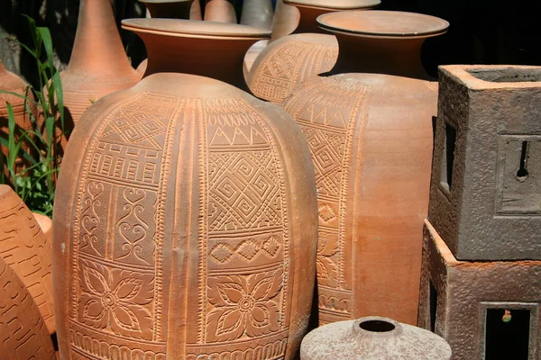 Pots Sculptés Faits Main Faïence Thaïlandaise Disposés Dans Modèle Art — Photo