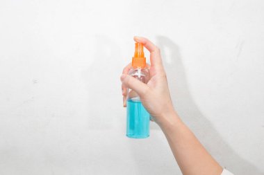 Anında antiseptik el dezenfektanı spreyi, antibakteriyel alkol sıvısı. Alkol jeli, beyaz arka planda izole edilmiş sprey alkol, virüsü önlemek için sprey temizleme için kullanılır, Covid 19 (Corona virüsü)