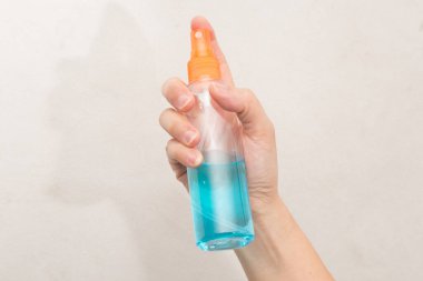 Anında antiseptik el dezenfektanı spreyi, antibakteriyel alkol sıvısı. Alkol jeli, beyaz arka planda izole edilmiş sprey alkol, virüsü önlemek için sprey temizleme için kullanılır, Covid 19 (Corona virüsü)