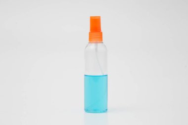 Anında antiseptik el dezenfektanı spreyi, antibakteriyel alkol sıvısı. Alkol jeli, beyaz arka planda izole edilmiş sprey alkol, virüsü önlemek için sprey temizleme için kullanılır, Covid 19 (Corona virüsü)